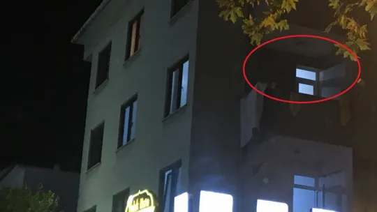 Elinde bıçakla eşini ve 2 yaşındaki çocuğunu esir aldı