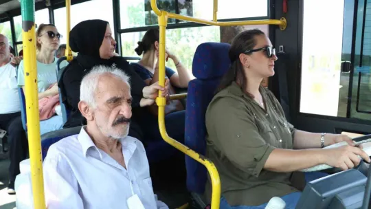 Elinde tesbihiyle yolların tozunu attırıyor