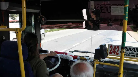 Elinde tesbihiyle yolların tozunu attırıyor