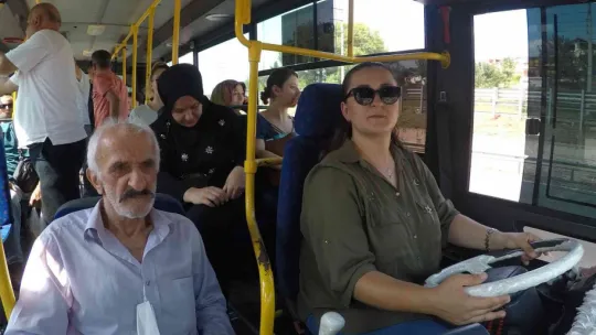 Elinde tesbihiyle yolların tozunu attırıyor
