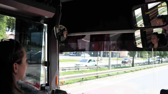 Elinde tesbihiyle yolların tozunu attırıyor