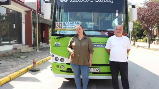 Elinde tesbihiyle yolların tozunu attırıyor