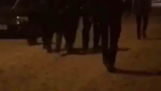 Elindeki satırla polise direndi, havaya ateş açılarak etkisiz hale getirildi