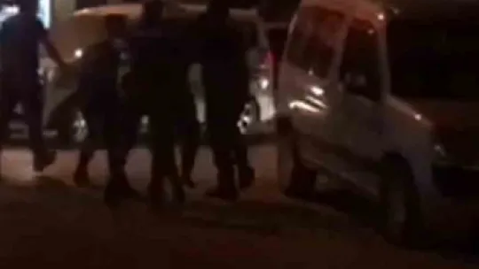 Elindeki satırla polise direndi, havaya ateş açılarak etkisiz hale getirildi