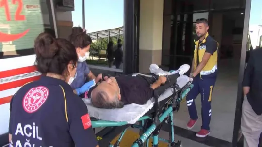 Eline saplanan testere ile hastaneye kaldırıldı