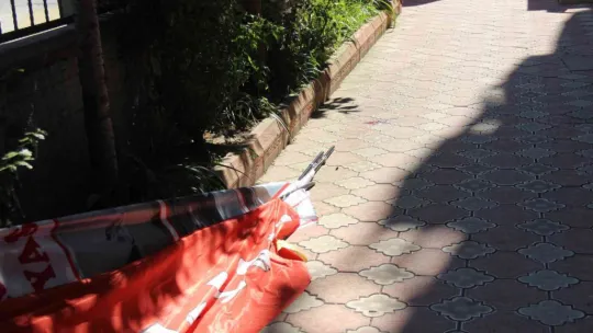 Eline saplanan testere ile hastaneye kaldırıldı