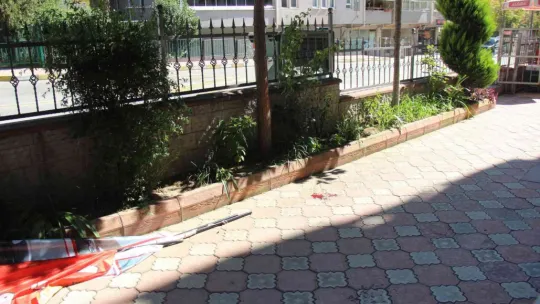 Eline saplanan testere ile hastaneye kaldırıldı