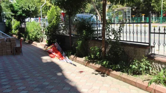Eline saplanan testere ile hastaneye kaldırıldı