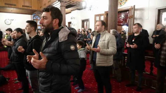 Eller depremde vefat eden vatandaşlar için semaya açıldı