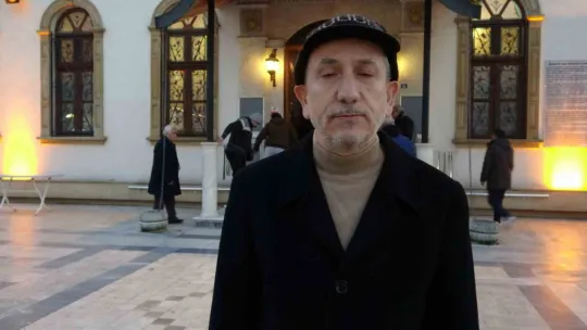Eller depremde vefat eden vatandaşlar için semaya açıldı
