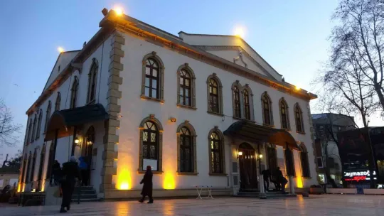Eller depremde vefat eden vatandaşlar için semaya açıldı