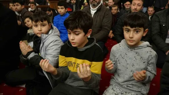 Eller depremde vefat eden vatandaşlar için semaya açıldı