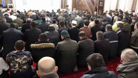 Eller depremde vefat eden vatandaşlar için semaya açıldı