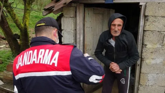 Emekli maaşlarını, jandarma evlere götürdü