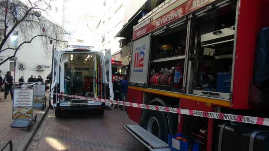 Emekli polis 6 katlı binanın çatısından düştü
