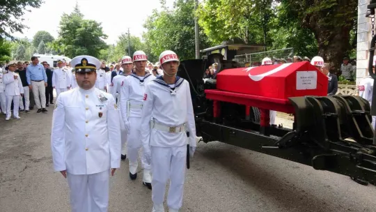 Vefat eden Tuğamiral Akçay toprağa verildi