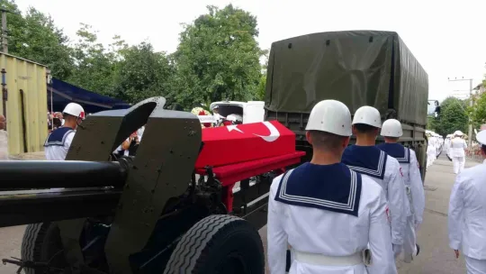 Vefat eden Tuğamiral Akçay toprağa verildi
