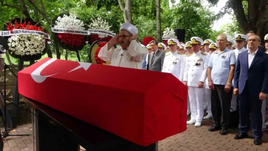 Vefat eden Tuğamiral Akçay toprağa verildi