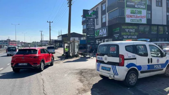 Motosiklet ciple çarpıştı: 1'i ağır 2 yaralı