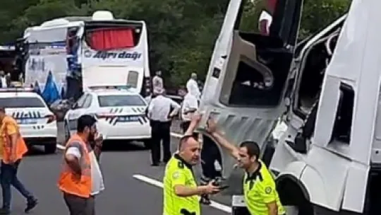 Sakarya'da yolcu otobüsüne tır çarptı: 3 yaralı