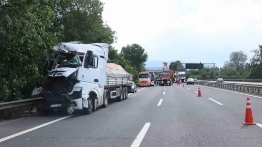 Sakarya'da yolcu otobüsüne tır çarptı: 3 yaralı