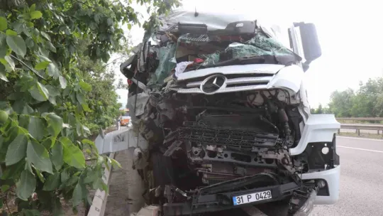 Sakarya'da yolcu otobüsüne tır çarptı: 3 yaralı