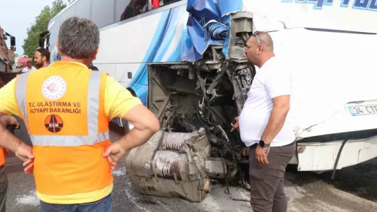 Sakarya'da yolcu otobüsüne tır çarptı: 3 yaralı