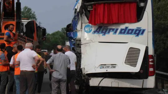 Sakarya'da yolcu otobüsüne tır çarptı: 3 yaralı