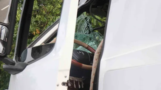 Sakarya'da yolcu otobüsüne tır çarptı: 3 yaralı