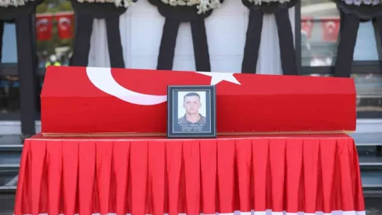 En acı an: Yaralı halde polis eşinin cenazesine katıldı