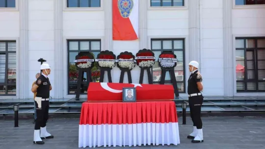 En acı an: Yaralı halde polis eşinin cenazesine katıldı