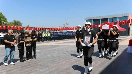 En acı an: Yaralı halde polis eşinin cenazesine katıldı