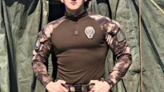 En acı an: Yaralı halde polis eşinin cenazesine katıldı