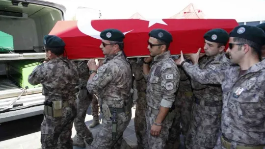 En acı an: Yaralı halde polis eşinin cenazesine katıldı