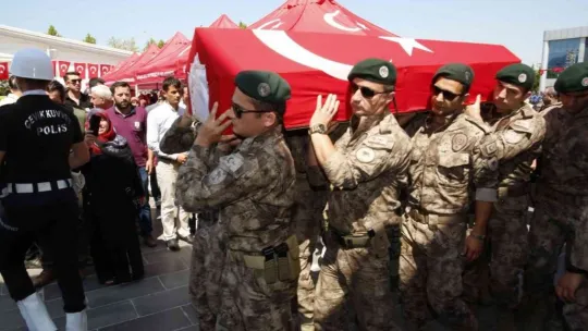 En acı an: Yaralı halde polis eşinin cenazesine katıldı