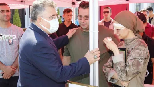 En acı an: Yaralı halde polis eşinin cenazesine katıldı