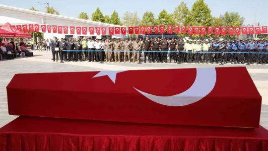 En acı an: Yaralı halde polis eşinin cenazesine katıldı