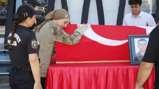 En acı an: Yaralı halde polis eşinin cenazesine katıldı