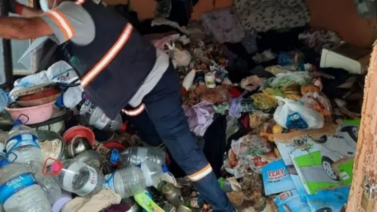 Engelli kadının müstakil evinden 2 kamyon dolusu çöp çıktı