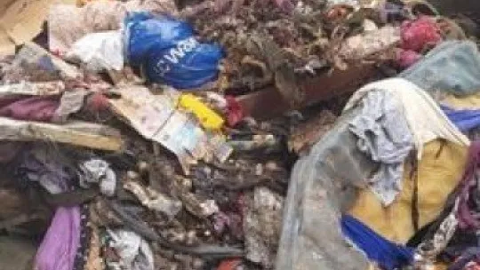 Engelli kadının müstakil evinden 2 kamyon dolusu çöp çıktı