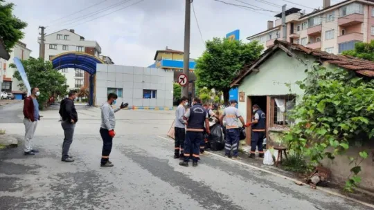 Engelli kadının müstakil evinden 2 kamyon dolusu çöp çıktı
