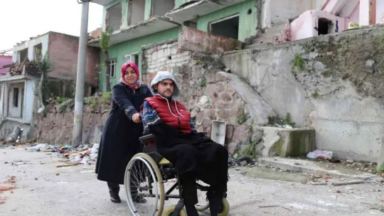 Engelli oğlu ile birlikte gün sayıyor!