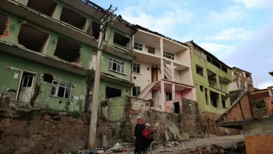 Engelli oğlu ile birlikte gün sayıyor!