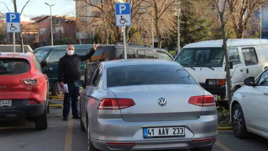 Engelli otomobilini park etti, ceza yedi