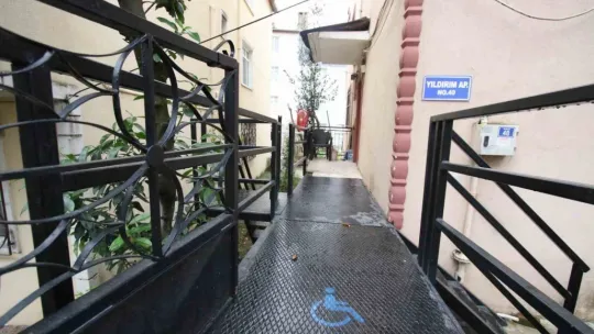 Engelli rampası hayatlarını kolaylaştırdı: Önceden sırtımda taşıyordum