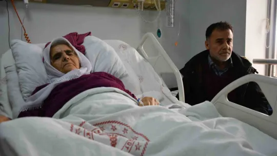 Enkazdan çıkarıldı: 'Kurtulduğumuza sevinemiyoruz' dedi
