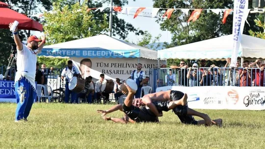 Er meydanında ustasını yenince, elini öptü