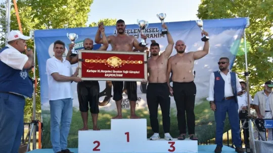Er meydanında ustasını yenince, elini öptü