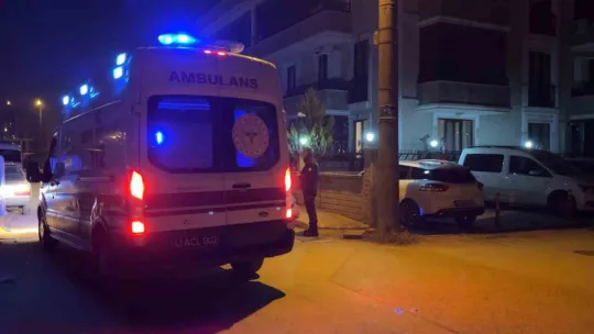 Erkek arkadaşına kızdı, kazara kendini bıçakladı