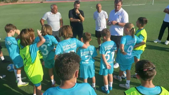 Ertuğrul Sağlam minik sporcu ve aileleri ile buluştu